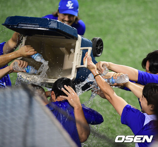 경기를 마치고 삼성 오승환이 동료선수들의 축하를 받고 있다. /jpnews@osen.co.kr