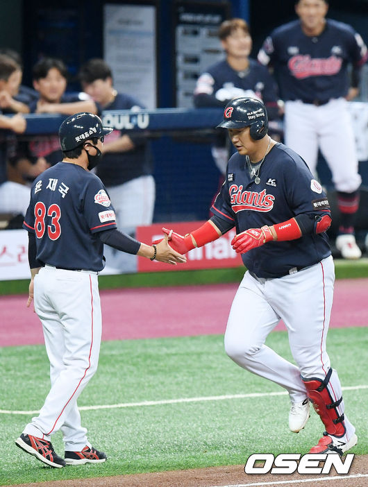 16일 오후 서울 고척스카이돔에서 ‘2020 신한은행 SOL KBO리그’ 키움 히어로즈와 롯데 자이언츠의 경기가 열렸다.4회초 1사 롯데 이대호가 좌월 솔로 홈런을 날린 후 그라운드를 돌고 있다./ rumi@osen.co.kr