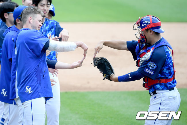 삼성이 3연승의 휘파람을 불었다. 삼성은 13일 대구삼성라이온즈파크에서 열린 KT와의 더블헤더 1차전에서 선발 데이비드 뷰캐넌의 쾌투를 앞세워 5-3으로 이겼다.뷰캐넌은 시즌 5승째를 거두며 지난달 24일 대구 두산전 이후 4연승을 질주했다. 반면 KT 선발 오드리사머 데스파이네는 2일 수원 두산전 이후 3연패 수렁에 빠졌다. 경기 종료 후 삼성 뷰캐넌과 강민호가 기쁨을 나누고 있다./ksl0919@osen.co.kr