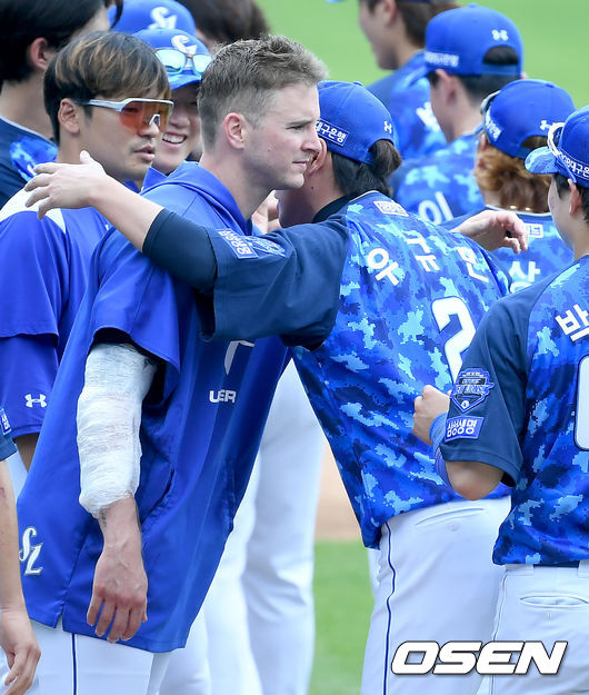 삼성이 3연승의 휘파람을 불었다. 삼성은 13일 대구삼성라이온즈파크에서 열린 KT와의 더블헤더 1차전에서 선발 데이비드 뷰캐넌의 쾌투를 앞세워 5-3으로 이겼다.뷰캐넌은 시즌 5승째를 거두며 지난달 24일 대구 두산전 이후 4연승을 질주했다. 반면 KT 선발 오드리사머 데스파이네는 2일 수원 두산전 이후 3연패 수렁에 빠졌다. 경기 종료 후 삼성 뷰캐넌과 우규민이 기쁨을 나누고 있다./ksl0919@osen.co.kr