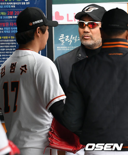 [사진] 한화 투수 김범수(왼쪽)가 이닝을 마친 뒤 한용덕 감독과 대화를 나누고 있다. /OSEN DB