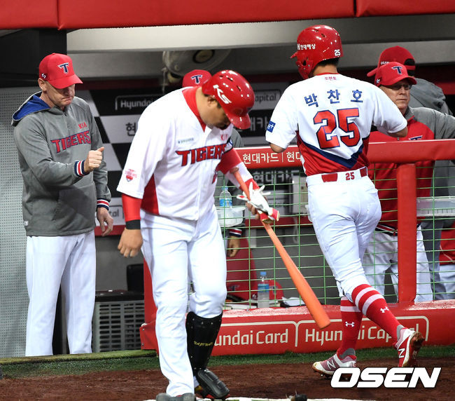 KIA 타이거즈 맷 윌리엄스 감독이 득점에 성공한 박찬호를 환영하고 있다. /OSEN DB