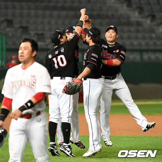 승리를 거둔 KT 선수들이 승리 세리머니를 하고 있다. / dreamer@osen.co.kr