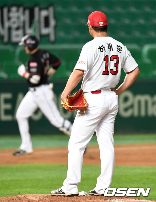 9회초 2사 1루 상황 KT 유한준에게 역전 투런포를 허용한 SK 투수 하재훈이 아쉬워하고 있다. / dreamer@osen.co.kr