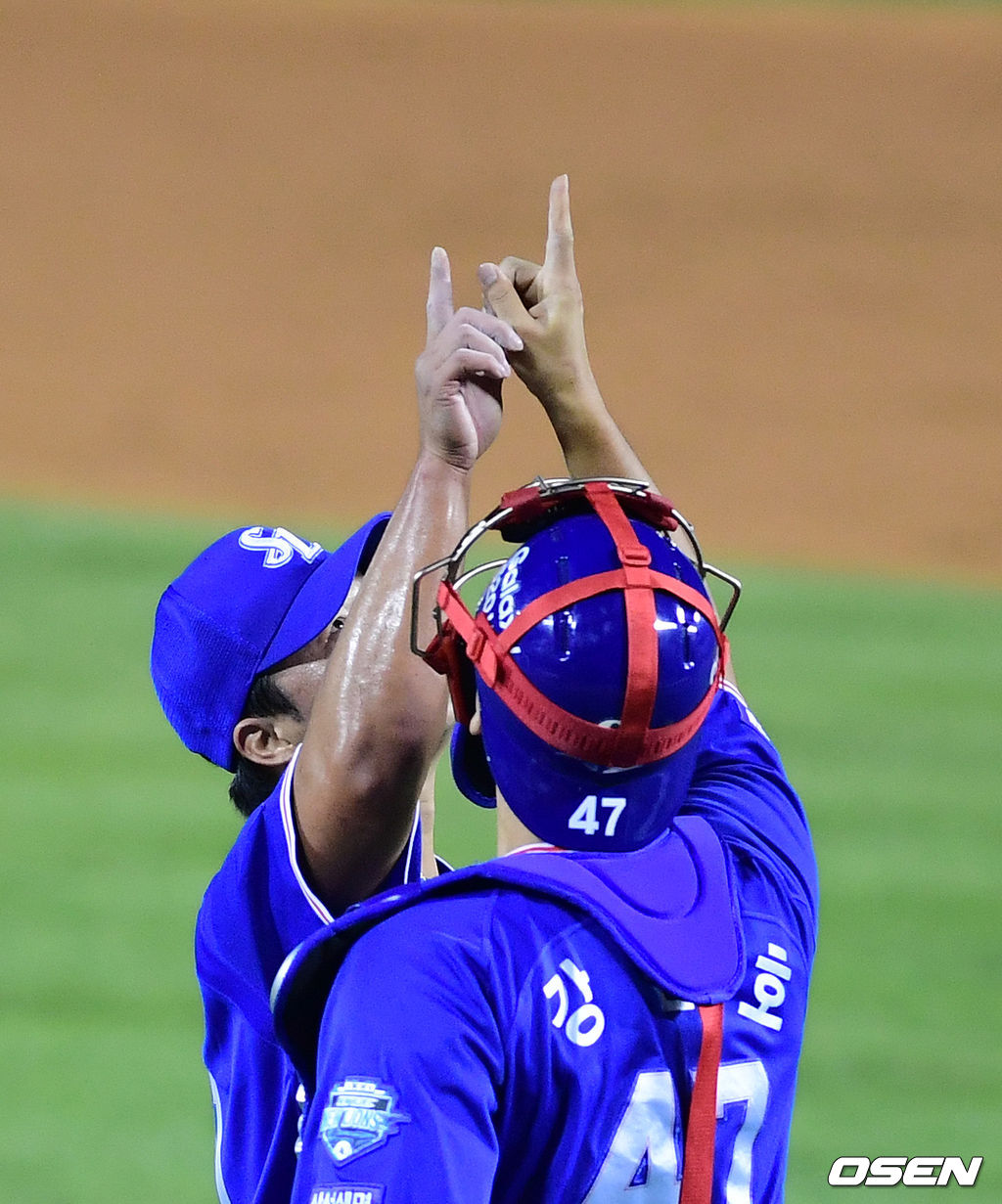 경기를 마치고 삼성 오승환이 강민호와 세리머니를 하고 있다. /jpnews@osen.co.kr