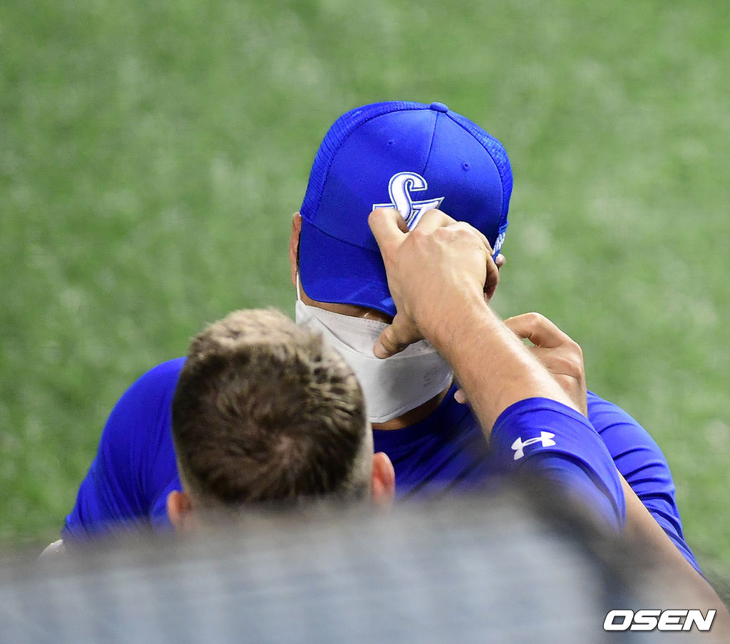 포옹으로 축하하는 뷰캐넌, 오승환의 모자는 갑자기 왜?