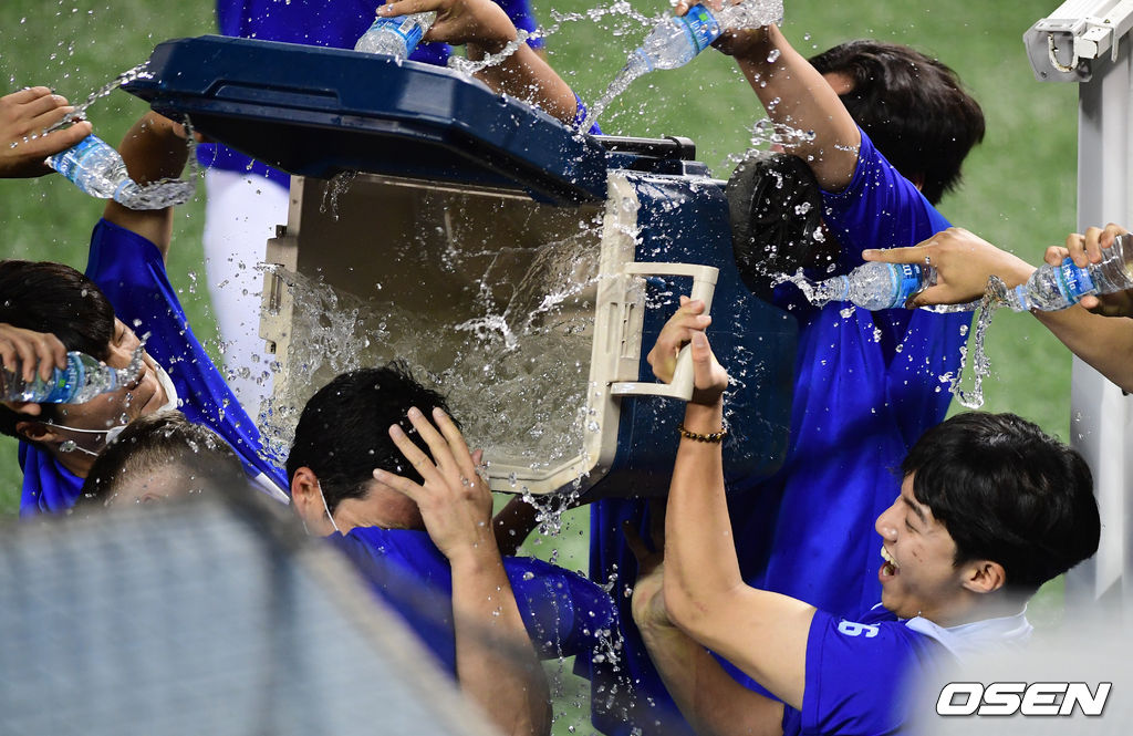후배들의 깜짝 선물, '작전성공'