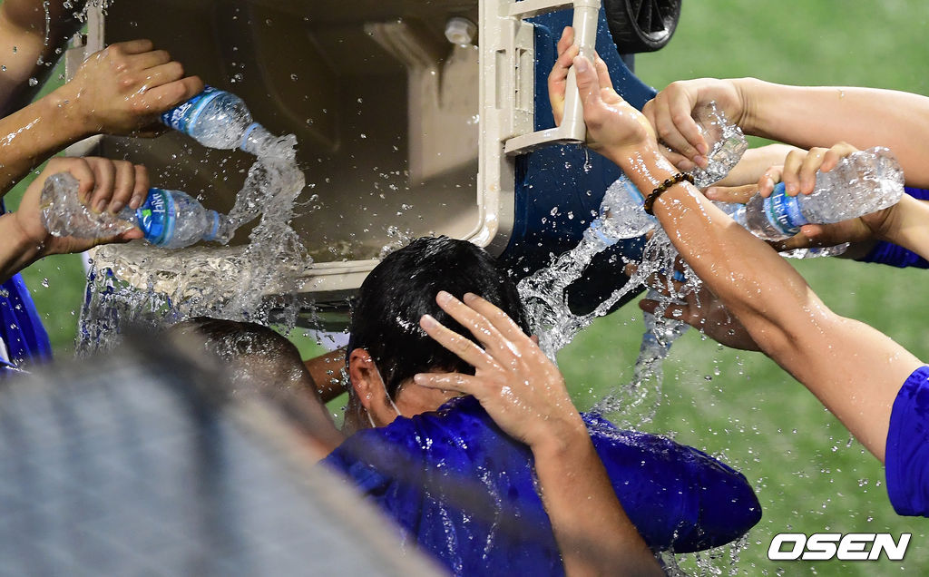 동료의 깜짝 물세례에 당황한 오승환