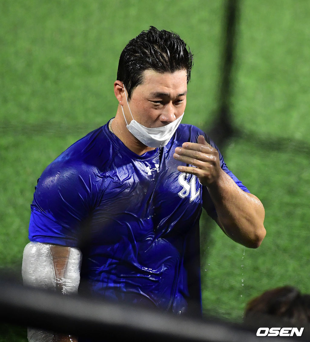 물에 흠뻑 젖은 오승환, '그래도 기분 최고'