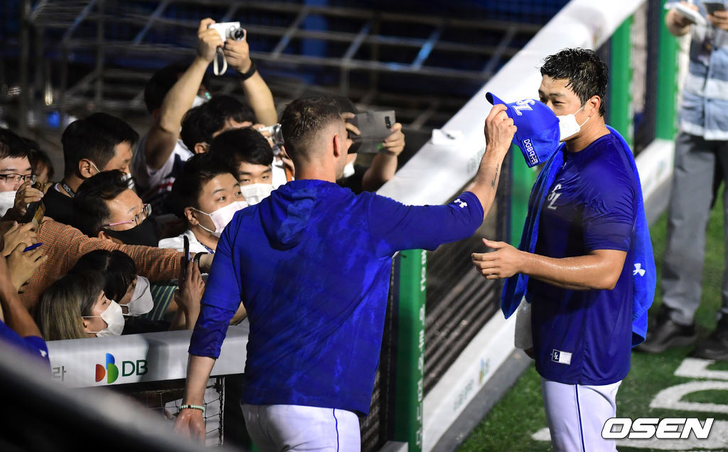 모자 건네는 뷰캐넌 '바람잡이 역할 대성공'