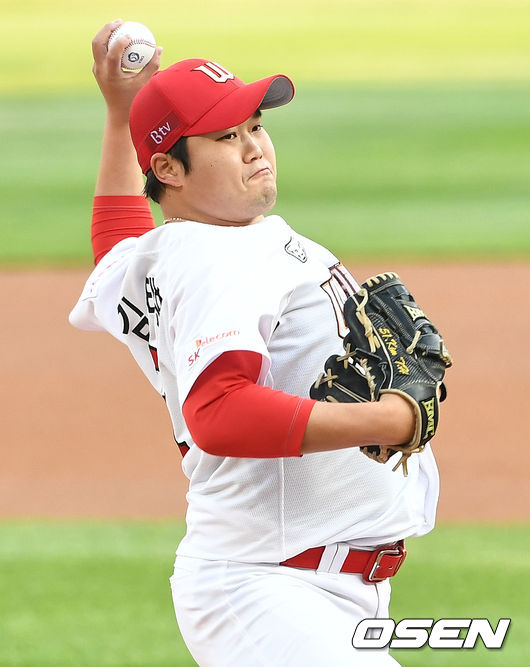 29일 오후 인천 SK행복드림구장에서 ‘2020 신한은행 SOL KBO리그’ SK 와이번스와 한화 이글스의 경기가 열렸다.SK 선발 김태훈이 힘차게 공을 뿌리고 있다. / dreamer@osen.co.kr