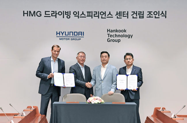왼쪽부터 현대·기아차 상품본부장 토마스 쉬미에라 부사장, 현대자동차그룹 정의선 수석부회장, 한국 테크놀로지그룹 조현식 부회장, 한국타이어앤테크놀로지 이수일 사장. 