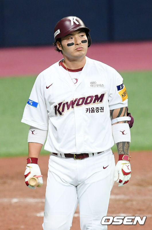 16일 오후 서울 고척스카이돔에서 ‘2020 신한은행 SOL KBO리그’ 키움 히어로즈와 롯데 자이언츠의 경기가 열렸다.6회말 1사 키움 박병호가 타석에서 삼진아웃을 당한 후 아쉬워하고 있다./ rumi@osen.co.kr