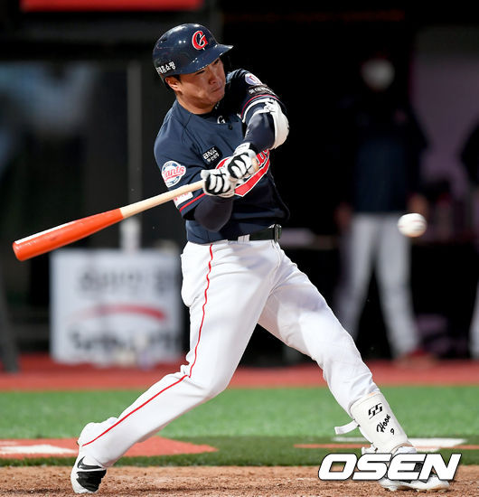 7일 오후 수원 KT위즈파크에서 ‘'2020 신한은행 SOL KBO 리그’ KT 위즈와 롯데 자이언츠의 경기가 열렸다.4회초 무사 상황, 롯데 정훈이 안타를 날리고 있다./ksl0919@osen.co.kr