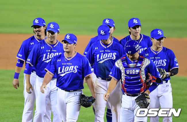 경기를 마치고 삼성 오승환이 동료선수들과 승리를 기뻐하고 있다. /jpnews@osen.co.kr