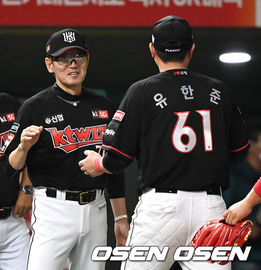 승리를 거둔 KT 이강철 감독과 유한준이 인사를 나누고 있다. / dreamer@osen.co.kr