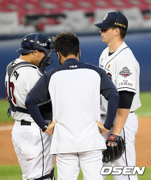 4회초 1사 1루에서 삼성 박승규에게 좌월 2루타를 허용한 두산 플렉센이 마운드에서 코칭 스태프와 대화를 나누고 있다.  /cej@osen.co.kr