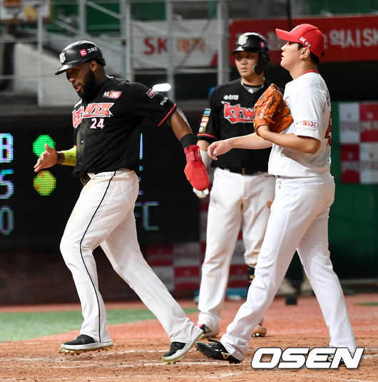 연장 10회초 무사 만루 상황 SK 이원준의 폭투 때 3루 주자 로하스가 홈으로 내달려 세이프되고 있다. / dreaer@osen.co.kr