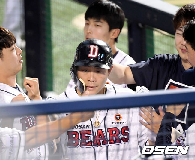 17일 오후 서울 잠실야구장에서 ‘2020 신한은행 SOL KBO리그’ 두산 베어스와 삼성 라이온즈의 경기가 열렸다.7회말 2사 두산 박세혁이 추격의 우월 솔로 홈런을 때려낸 뒤 더그아웃에서 환영을 받고 있다. /cej@osen.co.kr