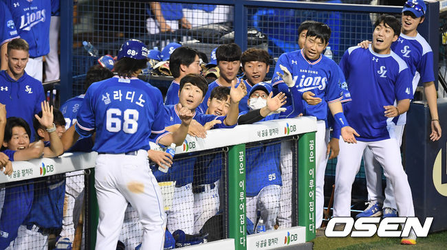 17일 오후 서울 잠실야구장에서 ‘2020 신한은행 SOL KBO리그’ 두산 베어스와 삼성 라이온즈의 경기가 열렸다.5회초 1사 삼성 살라디노가 달아나는 좌중간 뒤 솔로 홈런을 때려낸 뒤 더그아웃에서 동료들의 환영을 받고 있다. /cej@osen.co.kr