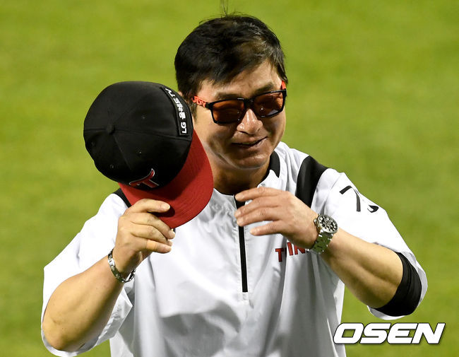 승리를 거둔 LG 류중일 감독이 미소지으며 경기장을 나서고 있다. / dreamer@osen.co.kr