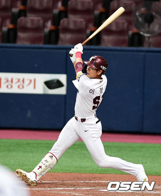 4회말 무사 1루에서 키움 이정후가 우전안타를 날리고 있다. /jpnews@osen.co.kr 