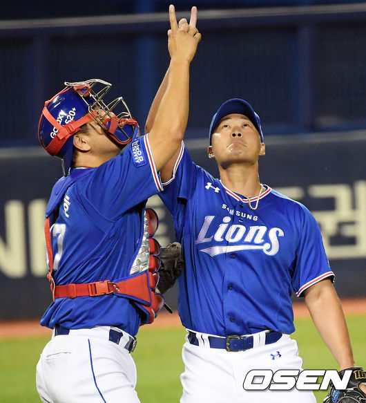 경기 종료 후 삼성 강민호, 오승환이 세리머니를 하고 있다. /cej@osen.co.kr