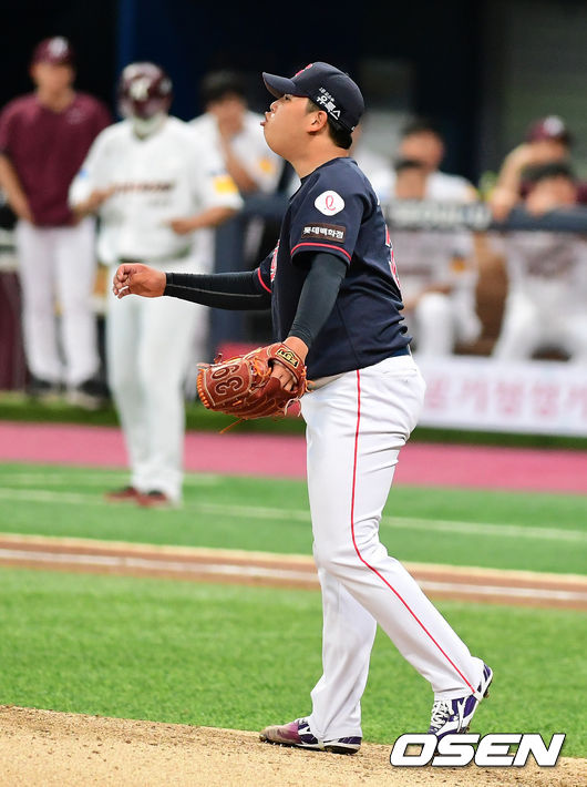 4회말 2사 1,3루에서 롯데 서준원이 키움 김혜성에 볼넷을 허용하며 아쉬워하고 있다. /jpnews@osen.co.kr 