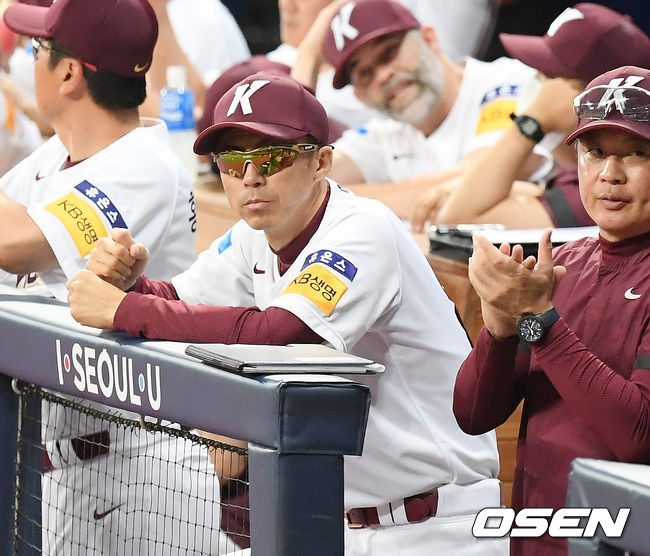 9회말 키움 손혁 감독이 덕아웃에서 사인을 보내고 있다./ rumi@osen.co.kr
