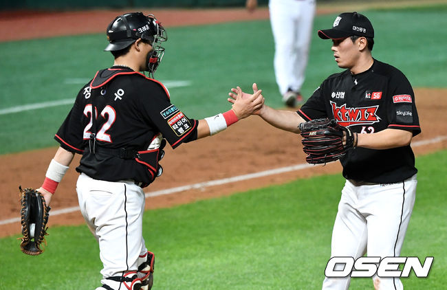 연장 10회말 마운드에 올라 무실점으로 경기를 마무리지은 KT 투수 김재윤과 포수 장성우가 인사를 나누고 있다. / dreamer@osen.co.kr