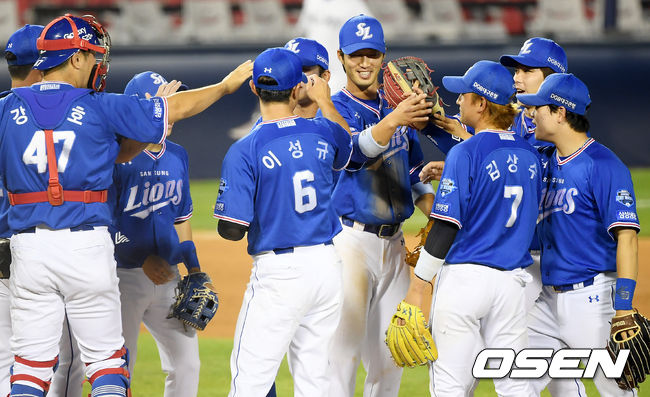 삼성 라이온즈가 신바람 3연승을 달렸다.삼성은 17일 서울 잠실구장에서 열린 ‘2020 신한은행 SOL KBO리그’ 두산 베어스와의 팀 간 5차전에서 6-3으로 승리했다. 삼성은 3연승을 달리며 시즌 19승 19패 5할 승률을 맞췄다. 두산은 4연패에 빠지며 시즌 16패(21승) 째를 당했다.경기 종료 후 삼성 선수들이 승리를 기뻐하고 있다. /cej@osen.co.kr