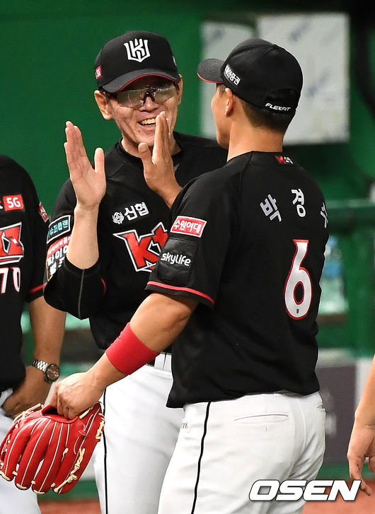 승리를 거둔 KT 이강철 감독과 박경수가 인사를 나누고 있다. / dreamer@osen.co.kr