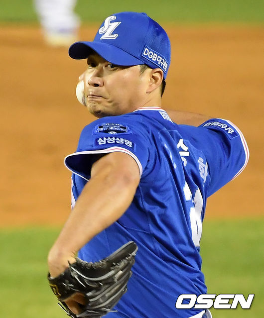 삼성 라이온즈가 신바람 3연승을 달렸다.삼성은 17일 서울 잠실구장에서 열린 ‘2020 신한은행 SOL KBO리그’ 두산 베어스와의 팀 간 5차전에서 6-3으로 승리했다. 삼성은 3연승을 달리며 시즌 19승 19패 5할 승률을 맞췄다. 두산은 4연패에 빠지며 시즌 16패(21승) 째를 당했다.9회말 마운드에 오른 삼성 오승환이 공을 뿌리고 있다. /cej@osen.co.kr