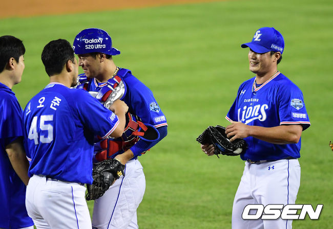 경기를 마치고 삼성 오승환이 권오준과 세리머니를 하고 있다. /jpnews@osen.co.kr