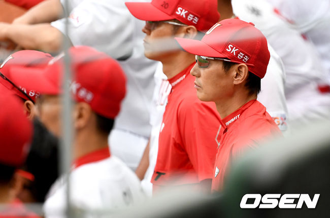 1회초 공격이 진행되는 가운데 SK 염경엽 감독이 그라운드를 바라보고 있다. / dreamer@osen.co.kr