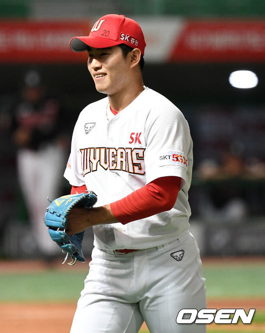 7회초 2사 1, 3루 상황 KT 황재균을 삼진으로 이끌며 이닝을 마무리지은 SK 투수 김정빈이 더그아웃으로 향하며 미소짓고 있다. / dreamer@osen.co.kr