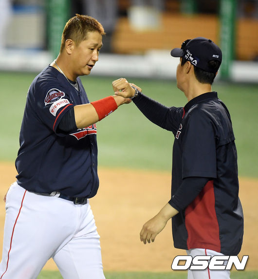 경기 종료 후 롯데 이대호가 허문회 감독과 기뻐하고 있다. /cej@osen.co.kr