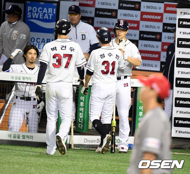 5회말 1사 1,2루에서 두산 박건우, 정수빈이 페르난데스의 2타점 적시 2루타에 홈을 밟고 오재원, 김재환과 기뻐하고 있다. /jpnews@osen.co.kr