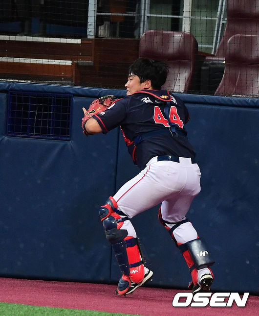 8회말 무사 1루에서 롯데 김준태가 키움 박정음의 파울 타구를 처리하며 1루주자 김하성을 2루에서 잡아내고 있다. /jpnews@osen.co.kr