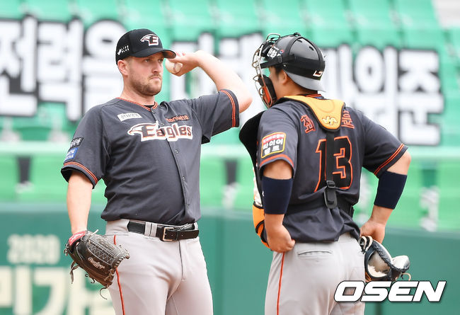 한화 채드벨이 강판되고 있다. /youngrae@osen.co.kr