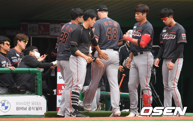 한화 채드벨이 강판되고 있다. /youngrae@osen.co.kr