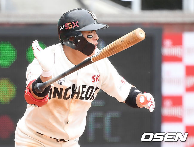 4회말 2사 2루 SK 노수광이 적시타를 때려내고 있다. /youngrae@osen.co.kr