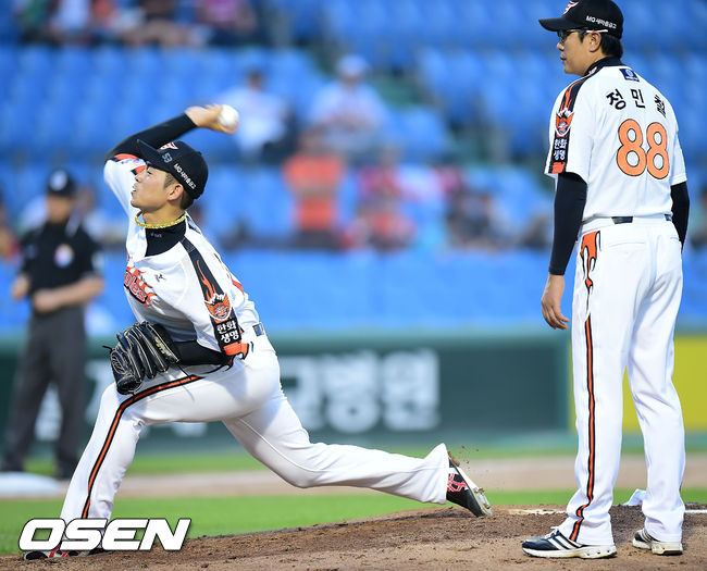 나주환 타구에 오른 발등 맞아 통증 호소한 한화 선발 이태양이 정민철 코치가 보는 앞에서 시험 투구를 하고 있다. /rumi@osen.co.kr