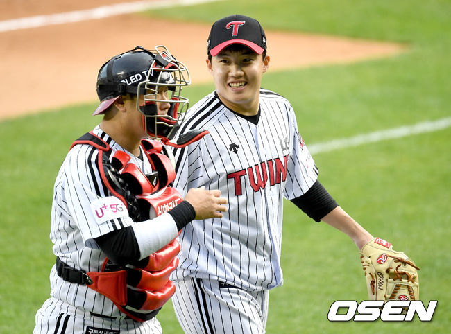LG 선발 임찬규와 포수 이성우가 더그아웃으로 향하며 대화를 나누고 있다. / dreamer@osen.co.kr