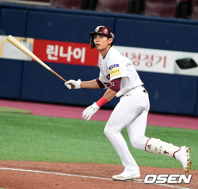 9회말 1사 1,2루에서 키움 이정후가 끝내기 2루타를 날리고 타구를 바라보고 있다. /jpnews@osen.co.kr