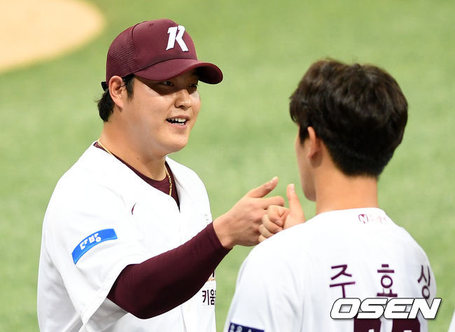 키움은 29일 서울 고척스카이돔에서 열린 ‘2020 신한은행 SOL KBO리그’ KT 위즈와의 홈경기에서 5-1로 승리했다. 이날 승리로 키움은 길었던 4연패에서 탈출했다. KT는 2연승이 끝났다.경기 종료 후 키움 조상우가 선수들과 승리의 기쁨을 나누고 있다./sunday@osen.co.kr