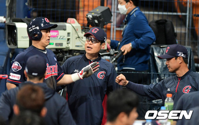 1회초 1사3루에서 롯데 손아섭이 전준우의 유격수 땅볼에 선제 득점을 올리고 허문회 감독가 기뻐하고 있다. /jpnews@osen.co.kr 