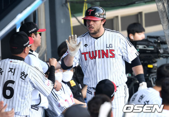 7회말 2사 2루 상황 LG 라모스가 역전 우월 투런포를 날리고 류중일 감독과 인사를 나누고 있다. / dreamer@osen.co.kr