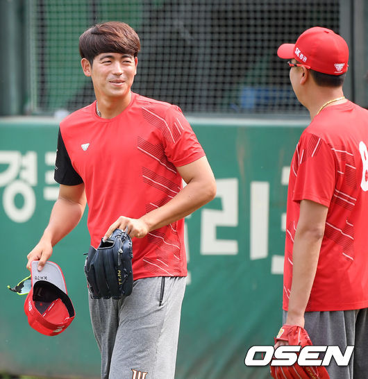 한화에서 트레이드된 SK 이태양이 그라운드 위에서 훈련을 하며 SK 제춘모 투수코치와 즐겁게 얘기를 나누고 있다./ rumi@osen.co.kr