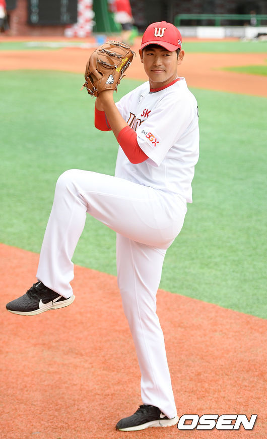 한화에서 트레이드된 SK 이태양이 훈련을 마치고 그라운드 위에서 SK 유니폼을 입고 포즈를 취하고 있다./ rumi@osen.co.kr